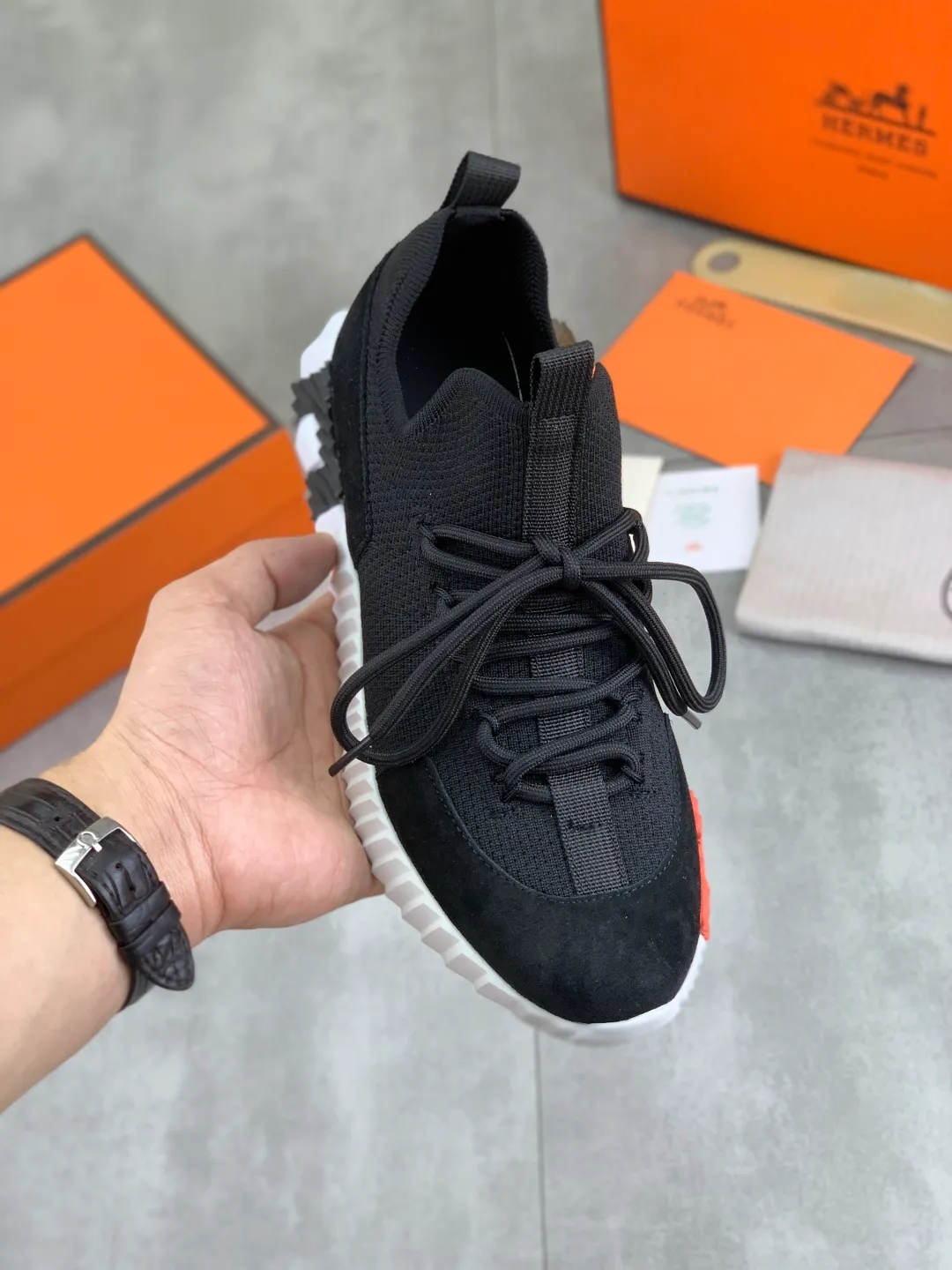 Men's men's shoes 💰P580 New model Top version Original order Hermes Men's Drift Sneaker Summer new casual sports shoes Original purchase, development, production H family men's classic series, technical breathable fabrics with cowhide, casual sports shoes, casual shoes, sports dad shoes combine high-tech breathable materials and cowhide, H family exclusive button decoration on the side. The outsole is full of H italic design and bright colors to show vitality and continue the brand design inspiration. Stroll around the city lightly and feel free and comfortable. Delivered in exquisite packaging 🛍📦 ▪️Fabric: original customized breathable material + first-layer cowhide ▪️Inner: cowhide feet ▪️Outsole: molded and evacuated PU+TPU material ▪️Size: 35-45 Multiple colors available Premium packaging
